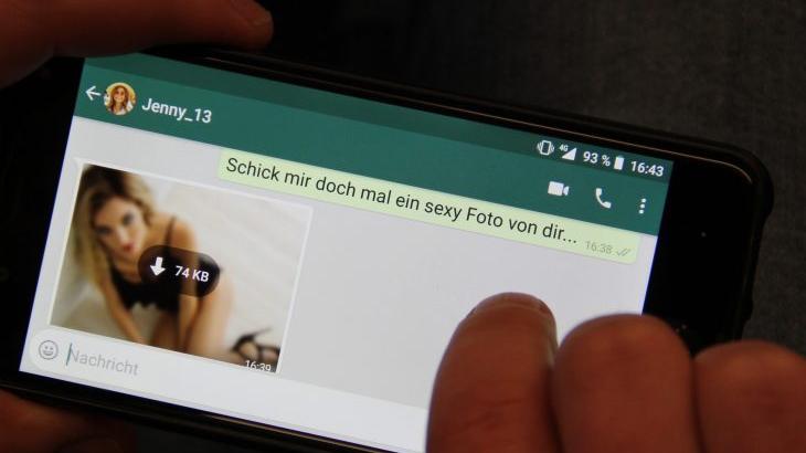 Tik-Tok, Whatsapp, Snapchat: Über die sozialen Medien erschleichen sich Täter das Vertrauen ihrer Opfer. Tik-Tok, Whatsapp, Snapchat: Über die sozialen Medien erschleichen sich Täter das Vertrauen ihrer Opfer.