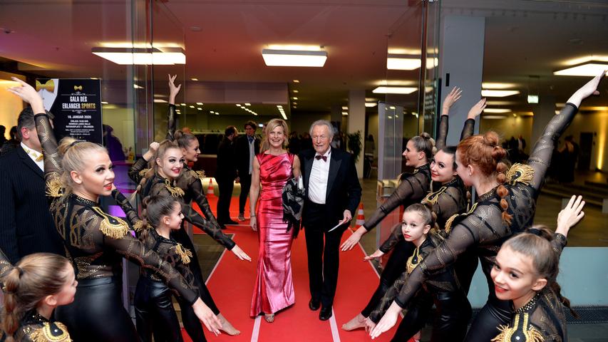 Über den roten Teppich, sportlich interpretiert als Laufbahn, ging es in die Halle. Auch Erlangens ehemaliger Oberbürgermeister Dietmar Hahlweg war unter den Gästen, gemeinsam mit seiner Tochter Barbara Hahlweg, bekannte Fernsehmoderatorin vom ZDF.