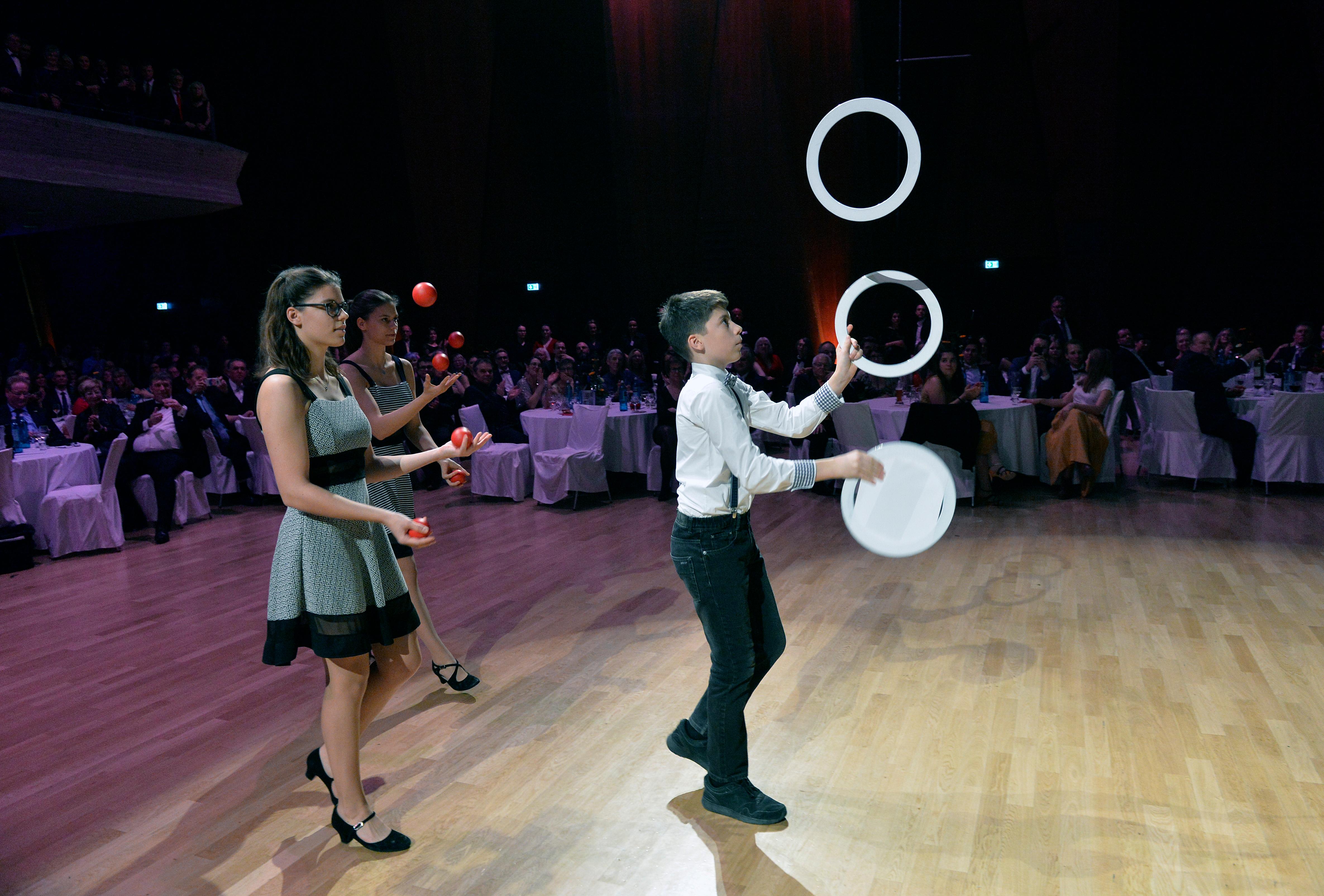 Große Spannung gab es jeweils vor der Verleihung, der Name des Sportlers stand in einem goldenen Brief. Dieser kam ebenfalls auf sportlichen Weg in die Halle.