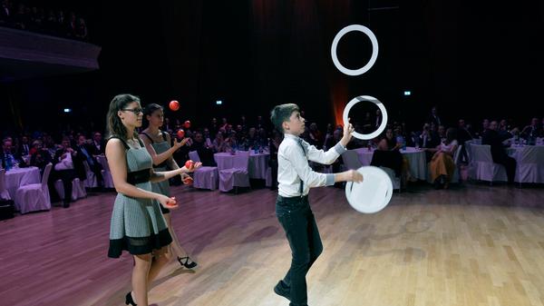 Große Spannung gab es jeweils vor der Verleihung, der Name des Sportlers stand in einem goldenen Brief. Dieser kam ebenfalls auf sportlichen Weg in die Halle.