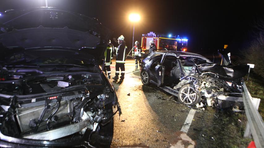 Unfall auf der B13: Audi wird unter Leitplanke gedrückt