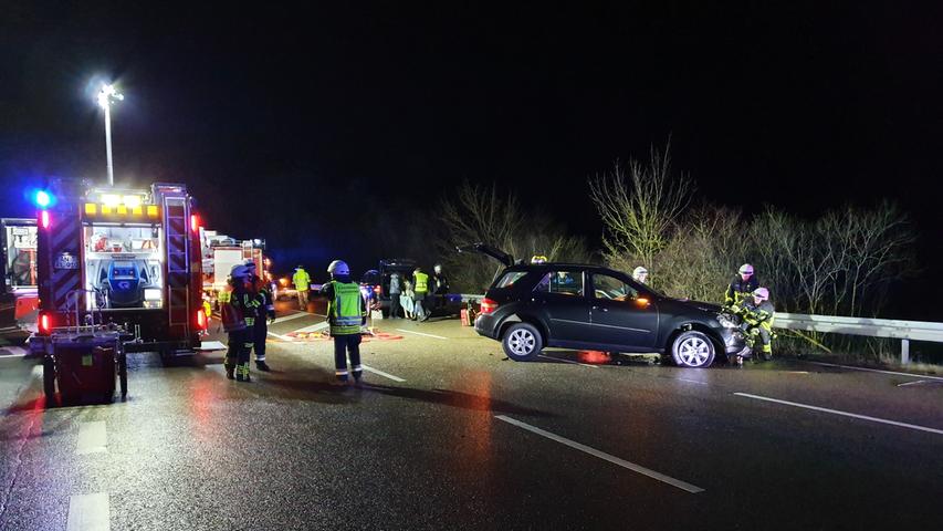 Unfall auf der B13: Audi wird unter Leitplanke gedrückt