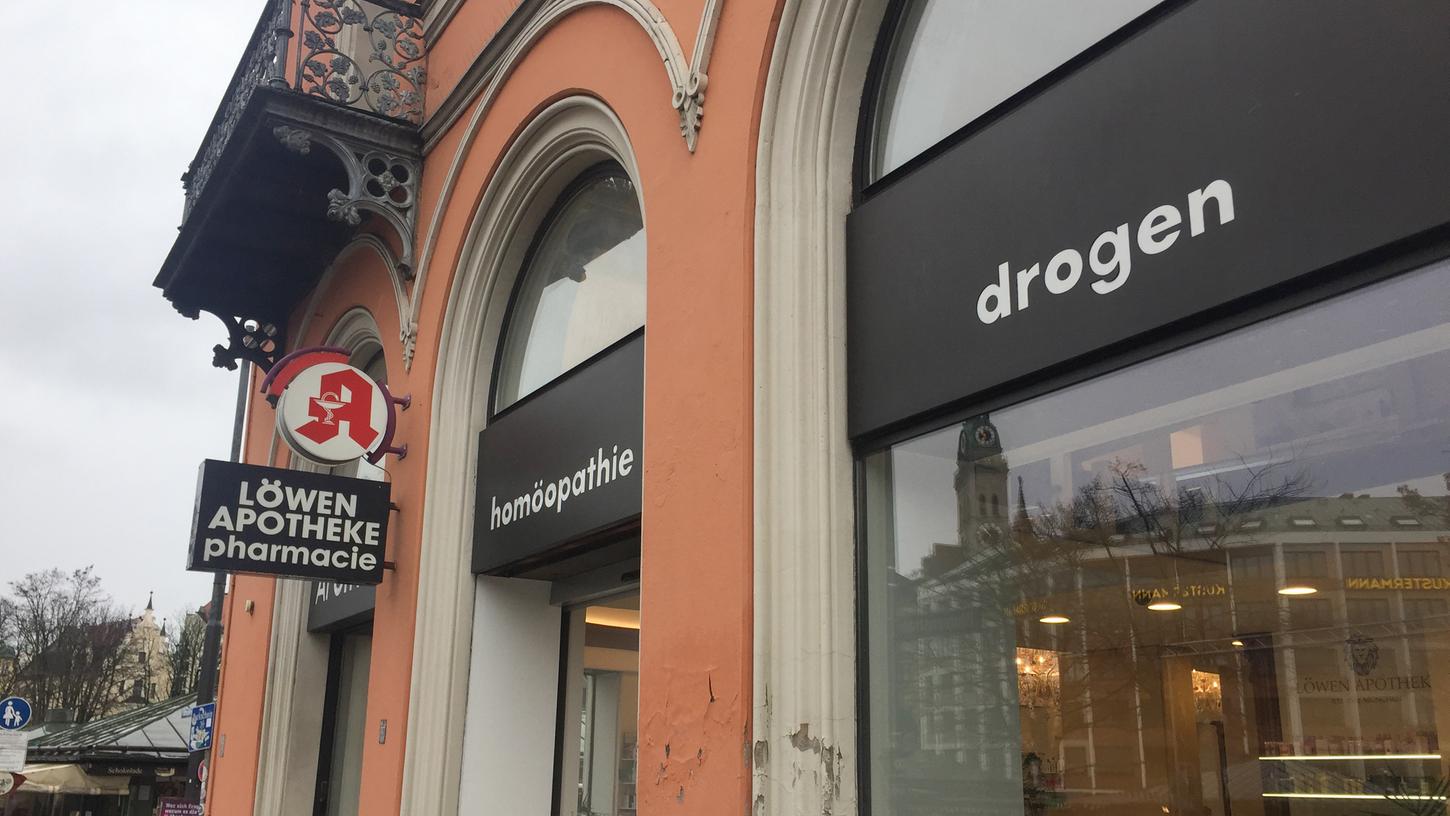 Eine Münchner Apotheke will einen aus Sicht vieler Kunden verwirrenden Schriftzug an ihrer Fassade ändern. "drogen" steht über der Löwen-Apotheke am Viktualienmarkt - neben "homöopathie".