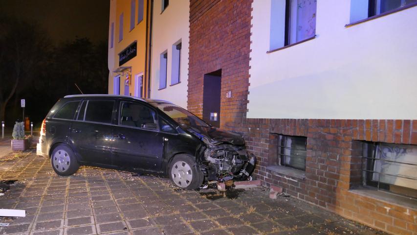 Spritztour durch Nürnberg: 16-Jähriger rammt Haus mit Familienauto