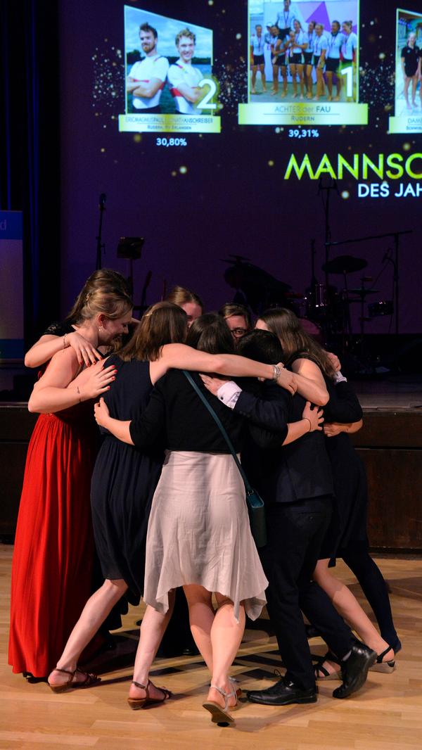 Das Rennen machte der Ruder-Achter der FAU mit 39,31 Prozent. Die Freude bei den acht Frauen und ihrem Steuermann war riesig.