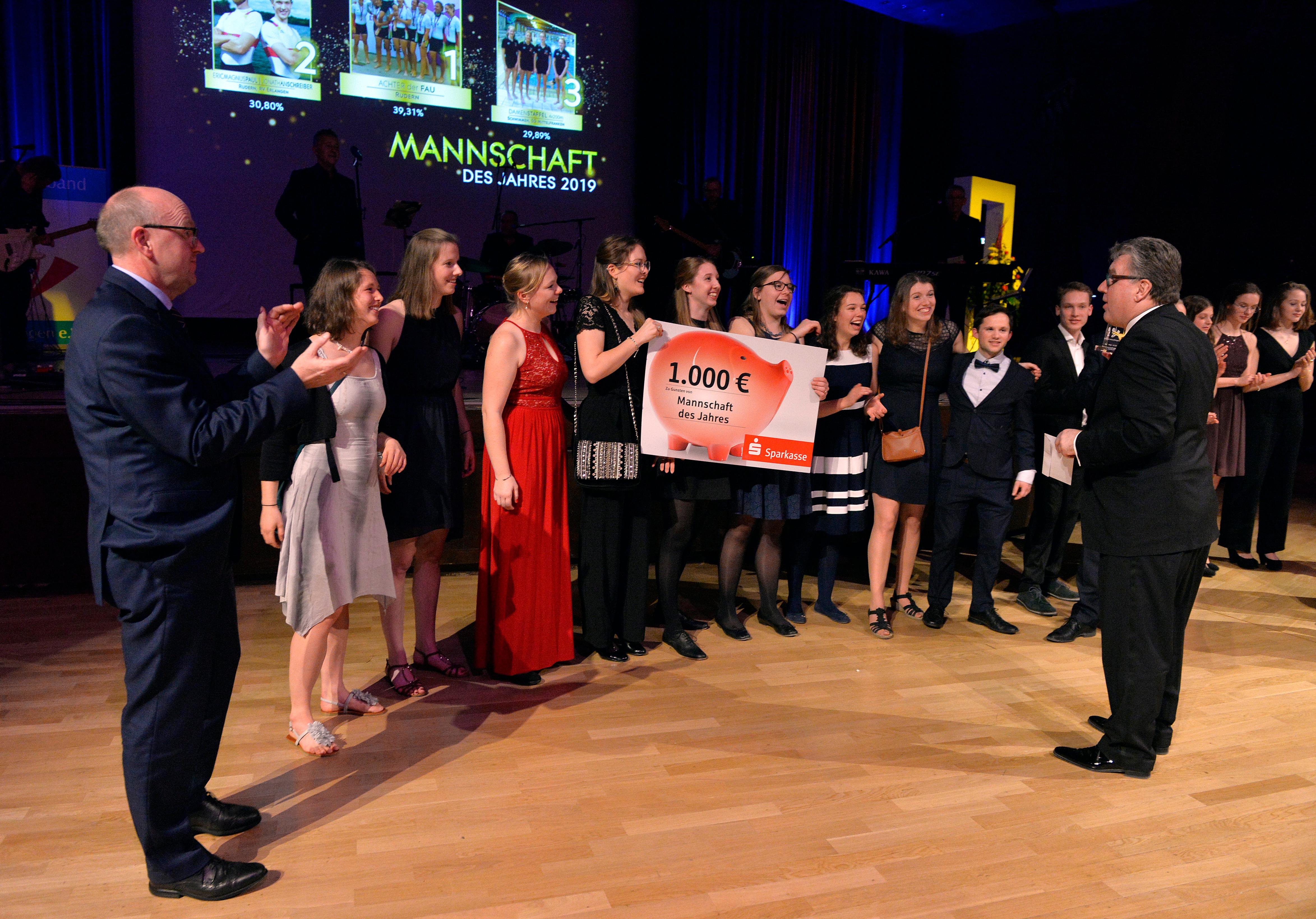 Der Titel "Sportler des Jahres" bringt nicht nur Ruhm und Ehre, sondern auch finanzielle Unterstützung. Für die Mannschaft gab es 1000 Euro, die Einzel-Sportler bekamen 500 Euro.