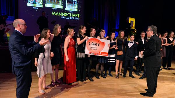 Der Titel "Sportler des Jahres" bringt nicht nur Ruhm und Ehre, sondern auch finanzielle Unterstützung. Für die Mannschaft gab es 1000 Euro, die Einzel-Sportler bekamen 500 Euro.