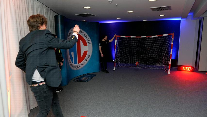 Auch Handball-Bundesligist HC Erlangen war vertreten. Hier zeigten die Ball-Besucher ihre Wurfkünste.