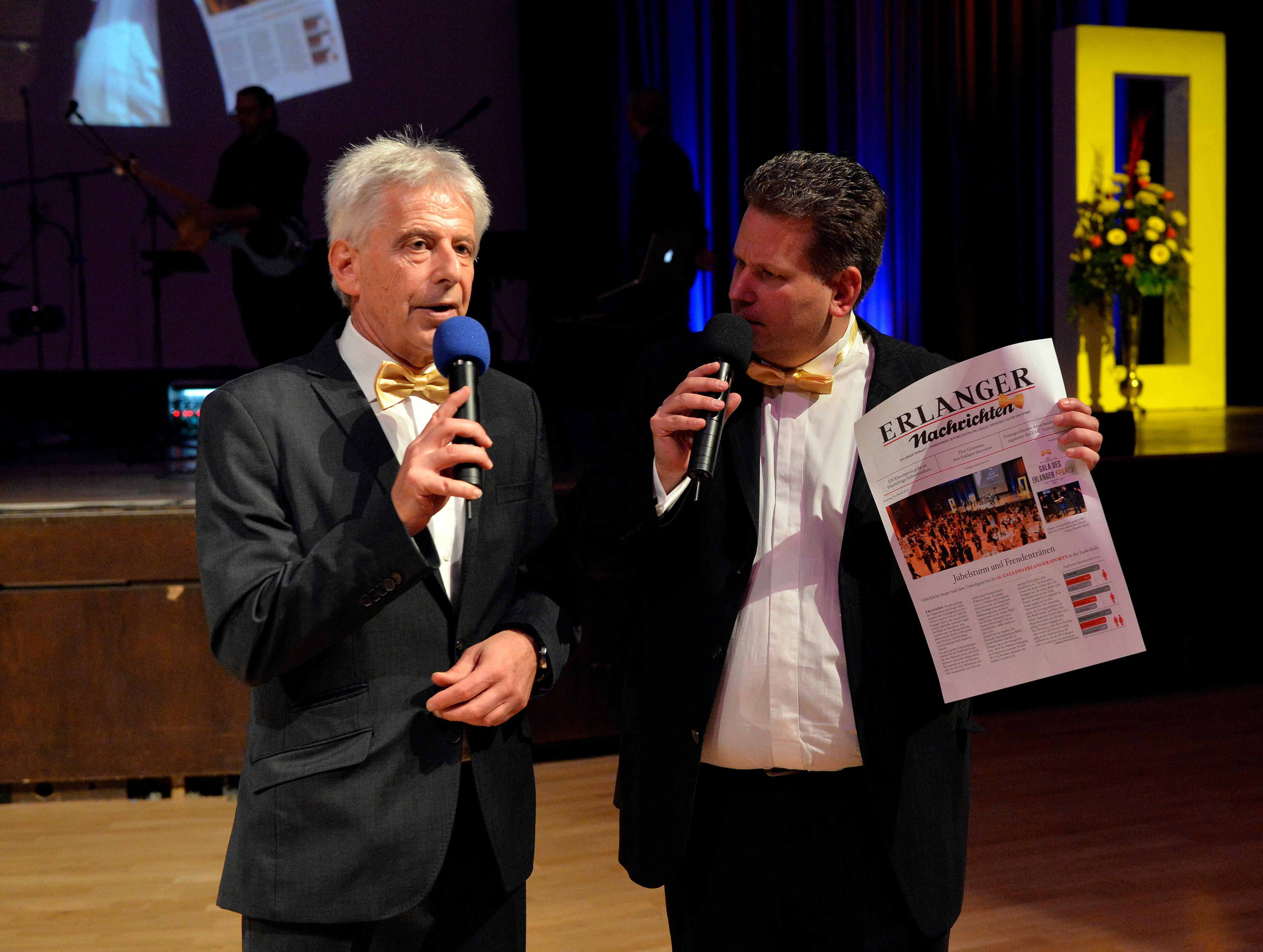 Erste Interviews mit den Siegern waren dann schon in der Mitternachtsausgabe der Erlanger Nachrichten nachzulesen - hier zeigen die Moderatoren Stefan Lohrey (links) und Axel Fischer ein Exemplar - und natürlich aktuell hier auf Nordbayern.de.