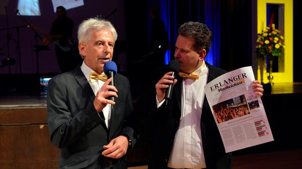 Erste Interviews mit den Siegern waren dann schon in der Mitternachtsausgabe der Erlanger Nachrichten nachzulesen - hier zeigen die Moderatoren Stefan Lohrey (links) und Axel Fischer ein Exemplar - und natürlich aktuell hier auf Nordbayern.de.