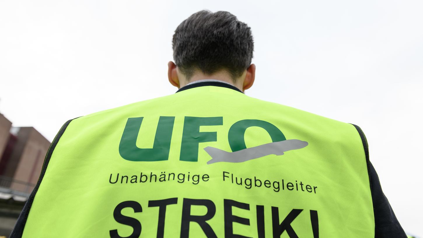 Wieder droht den Fluggästen von Lufthansa Ärger:  Die Kabinengewerkschaft Ufo droht erneut mit einem Streik.