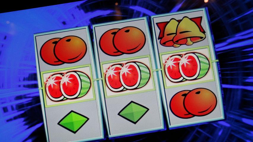 Bling-Bling! Die bunten Bildschirme der Automaten spielen beliebte Games ab. Dass man dort automatisch immer verliert, stimmt übrigens nicht. Mit etwas Glück kann man mit viel Bargeld nach Hause gehen, allerdings...