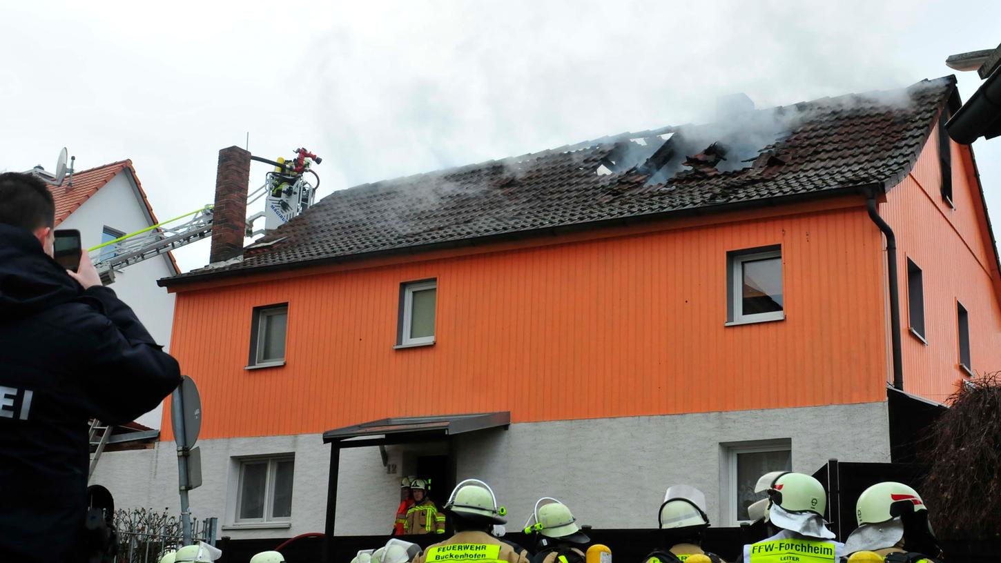 Der Dachstuhl des Wohnhauses brannte lichterloh.