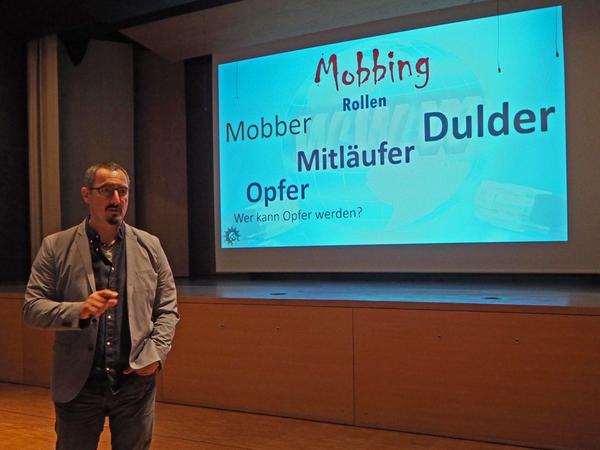 Roland Mücke spricht vor rund 70 Zuhörern in der Bürgerhalle. Sein Appell an alle Eltern im Saal: "Reden Sie mit Ihren Kindern!".