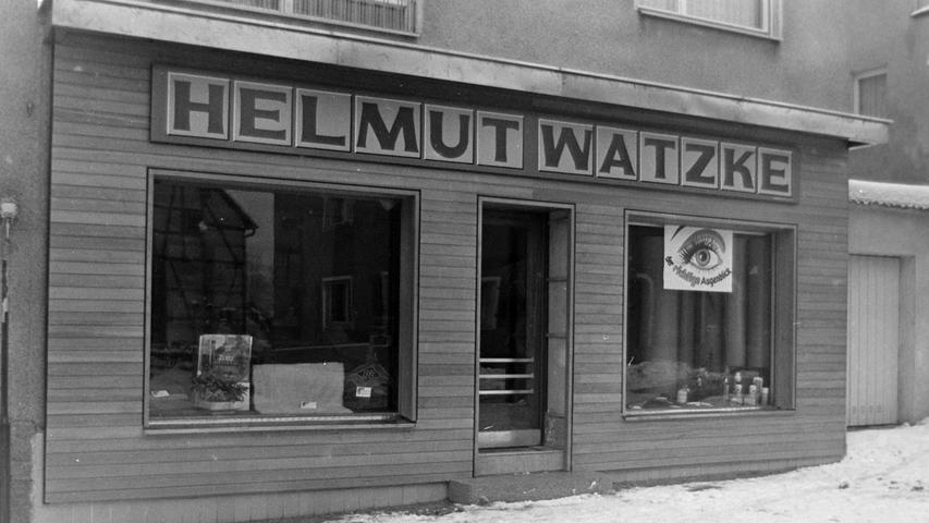 Rechtzeitig zum Winterschlussverkauf eröffnete Helmut Watzke vor gut 50 Jahren einen Laden in der Pegnitzer Schloßstraße. In dem Fachgeschäft gab es allerlei Zubehör für Bodenbeläge und Estricharbeiten, dazu Teppiche mit modernen und orientlischen Mustern, PVC-Beläge, Tapeten und Vorhänge.