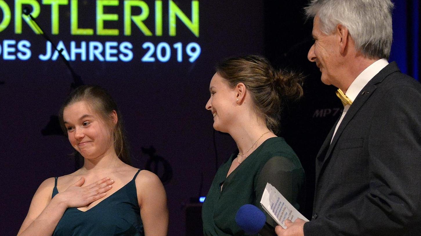 Die Sportlerin des Jahres: Leonie Schuster (links) freut sich über ihren Titel. Annemie Szemes (Mitte) wird Zweite.
