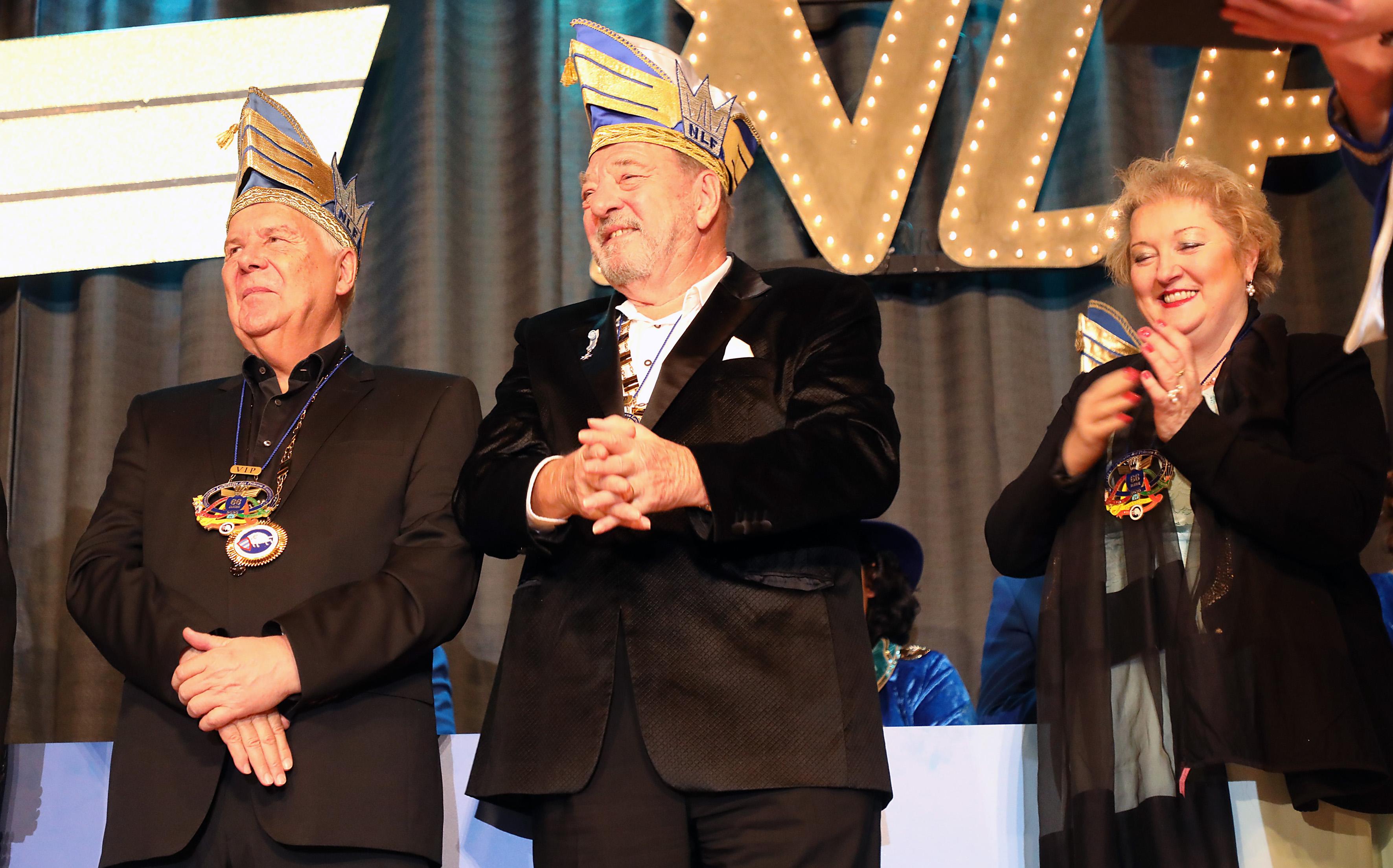 Auch Musikproduzent Ralph Siegel (Mitte) wurde diese Ehre schon zuteil - er machte dem neuen Ordensträger in Nürnberg seine Aufwartung.