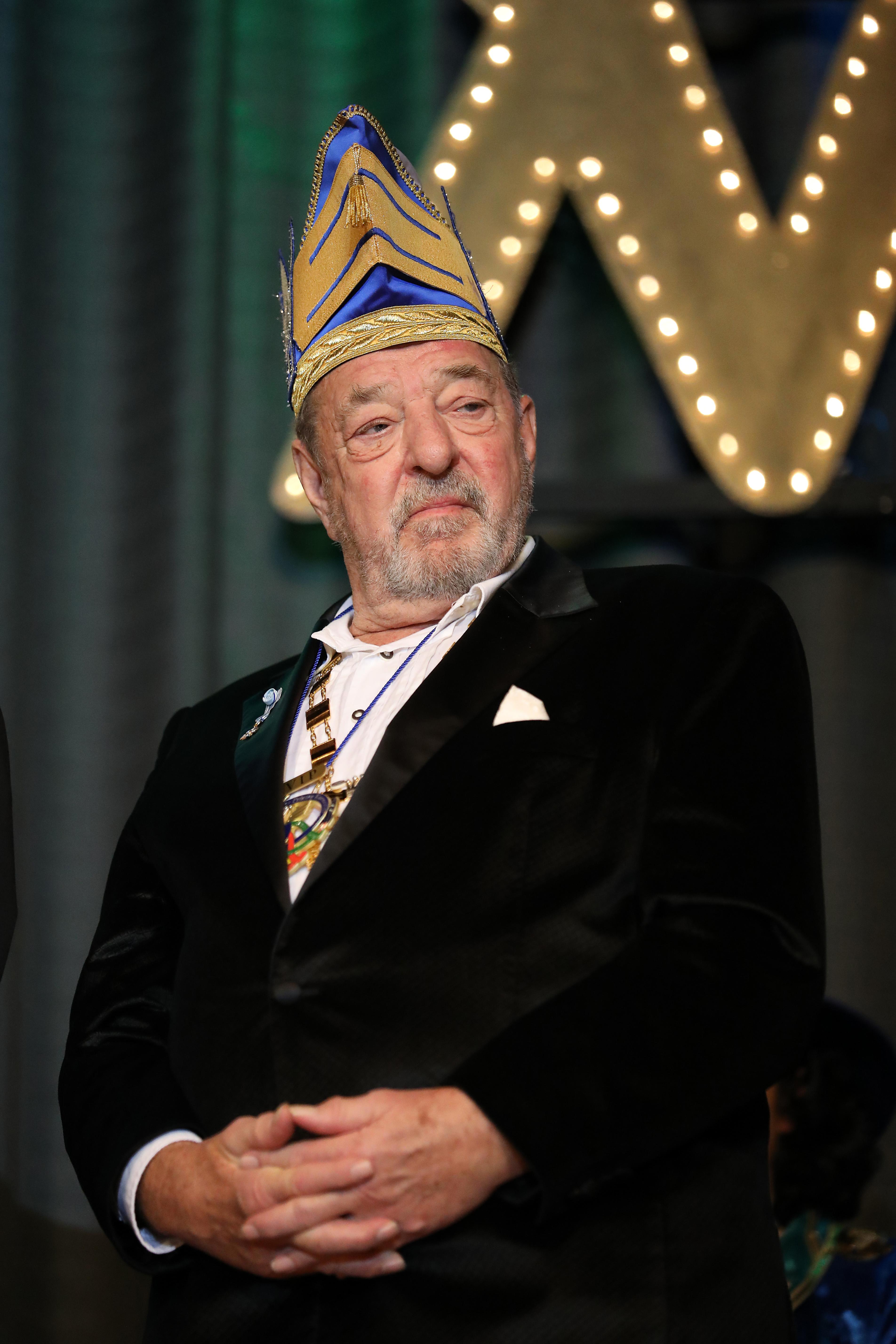 Auch Musikproduzent Ralph Siegel wurde diese Ehre schon zuteil - er machte dem neuen Ordensträger in Nürnberg seine Aufwartung.