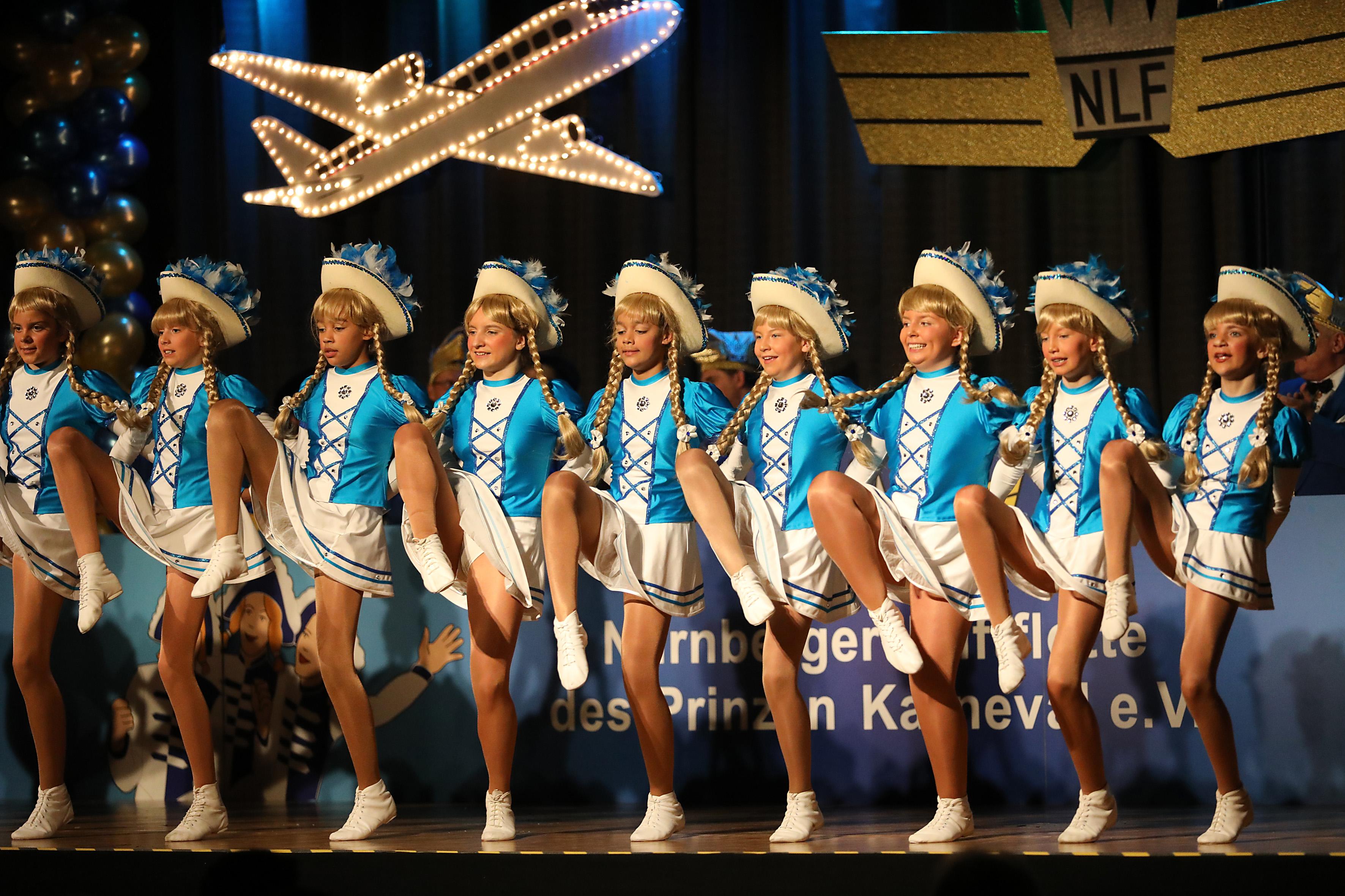 Auch die Juniorengarde wirbelte übers Parkett.