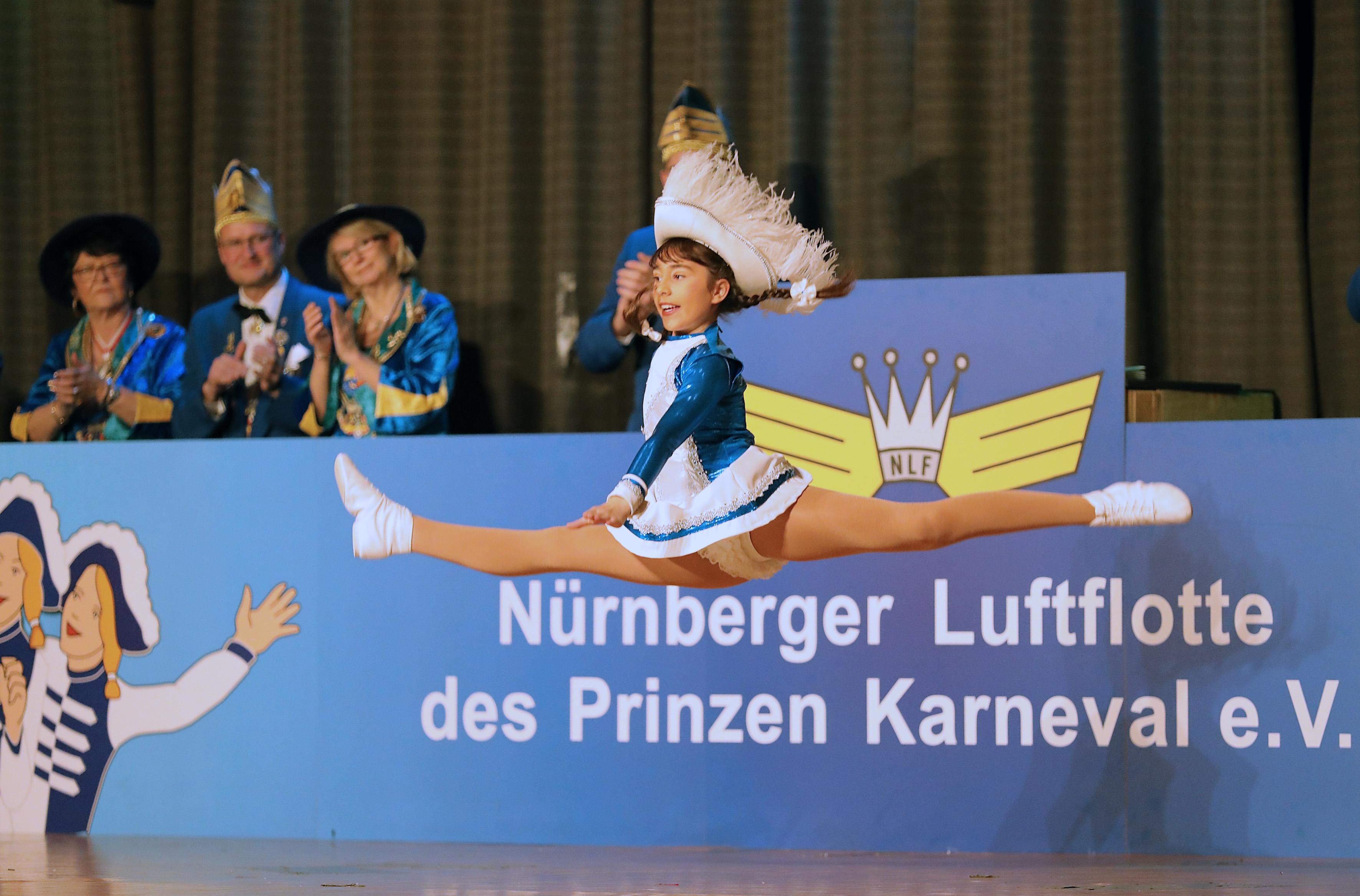 Tanzmariechen Lisa Kling hechtete im vollendeten Spagatsprung über die Bühne.