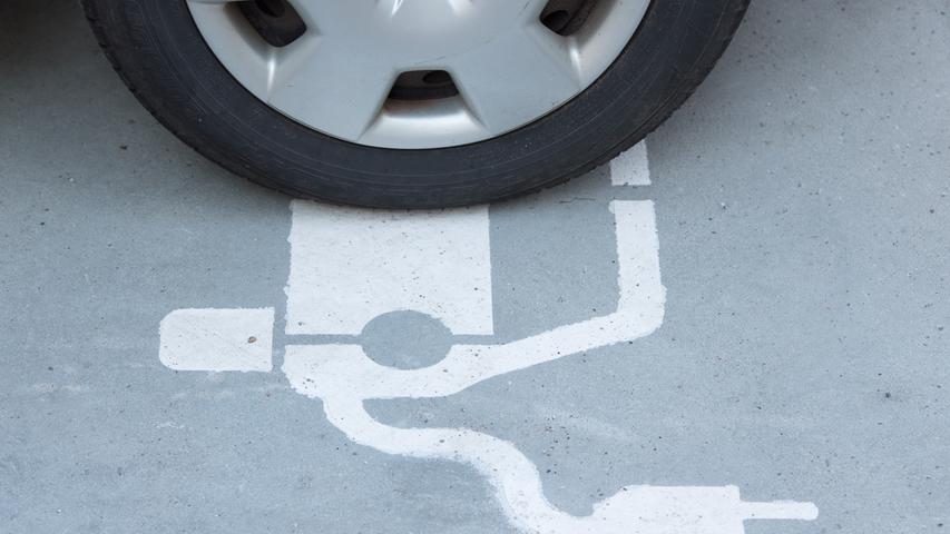 Ein neues Symbol ermöglicht elektrisch-betriebenen Fahrzeugen und Carsharing-Fahrzeugen bevorrechtigtes Parken. Wer an diesen Parkplätzen ohne die erforderliche Plakette an der Windschutzscheibe parkt, muss 55 Euro zahlen.