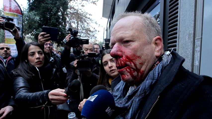 Bei einer Demonstration von Rechten gegen die griechische Flüchtlingspolitik ist in Athen ein deutscher Journalist angegriffen und verletzt worden. Die griechische Regierung verurteilte den "faschistischen Angriff".