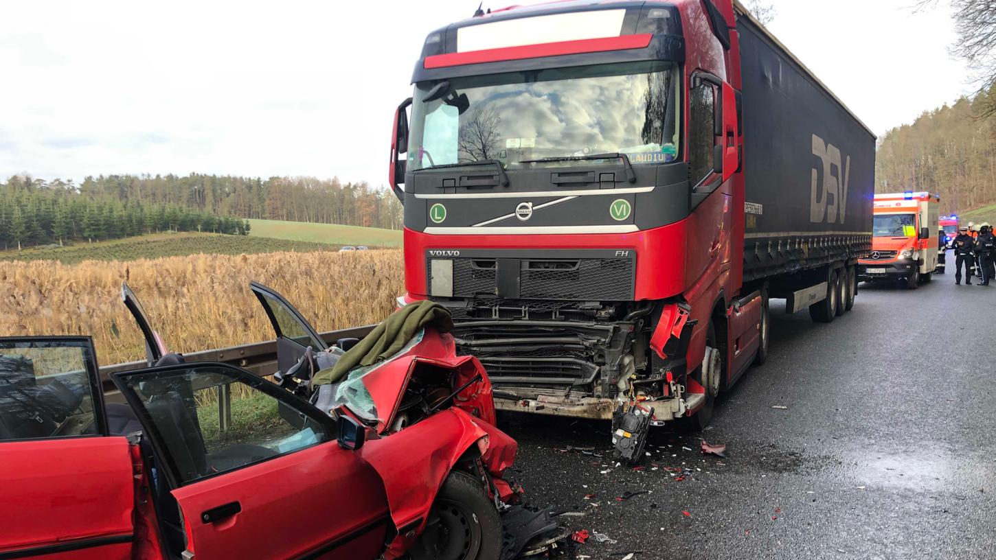 Von dem Audi sind nach dem Unfall nur noch Trümmer übrig. Bei Wachenroth im Landkreis Erlangen-Höchstadt kollidierte der Wagen frontal mit einem entgegenkommenden Lkw.