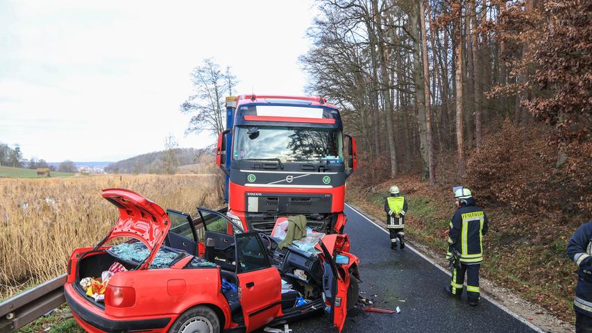 Frontal mit Lkw kollidiert: Autofahrer bei Höchstadt schwer verletzt 