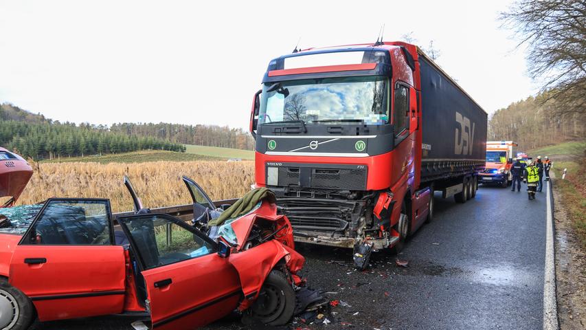 Frontal mit Lkw kollidiert: Autofahrer bei Höchstadt schwer verletzt 