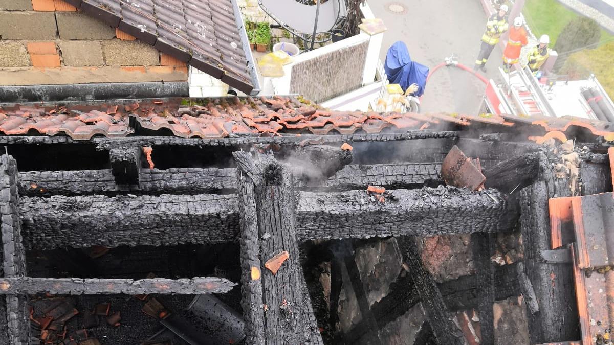 Das Dachgeschoss wurde durch das Feuer stark beschädigt. Es entstand ein Schaden von etwa 30.000 Euro.