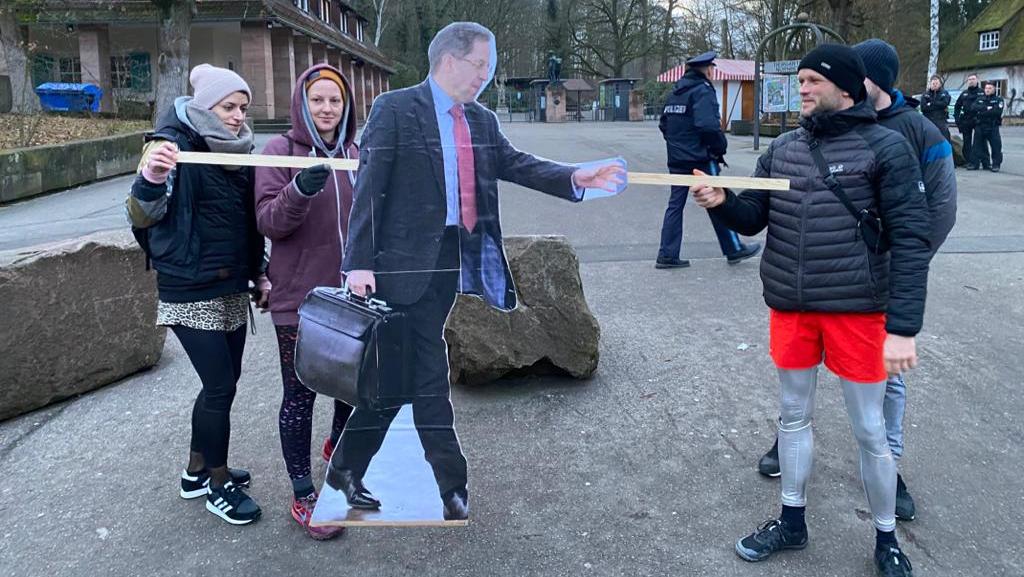 Antifa-Protest gegen Maaßen vor dem Nürnberger Tiergarten Antifa-Protest gegen Maaßen vor dem Nürnberger Tiergarten