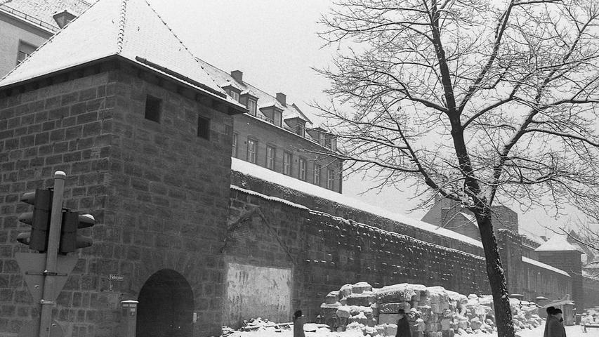 Die Betonwände des Färbertorbunkers heben sich häßlich von der Stadtmauer ab.Hier geht es zum Artikel vom 21. Januar 1970: Die hässliche "Plombe"