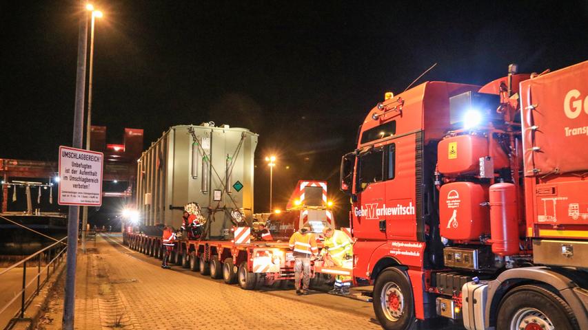430 Tonnen schwer: Trafo-Koloss rollt nachts durch Nürnberg