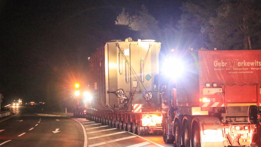 430 Tonnen schwer: Trafo-Koloss rollt nachts durch Nürnberg