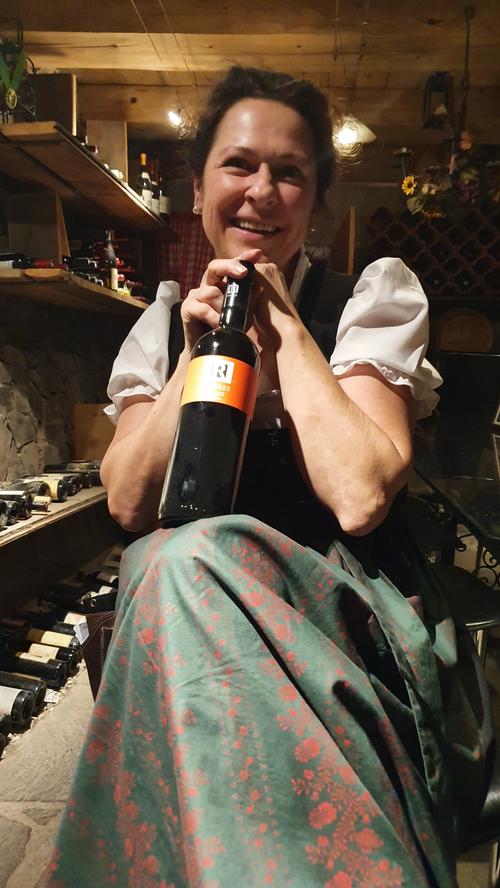 Annemarie ist die Chefin auf der Angerer Alm. Unterm Hüttenboden lagert die Sommeliere 4000 Flaschen Wein, "ganz ohne Blingbling", wie sie betont.