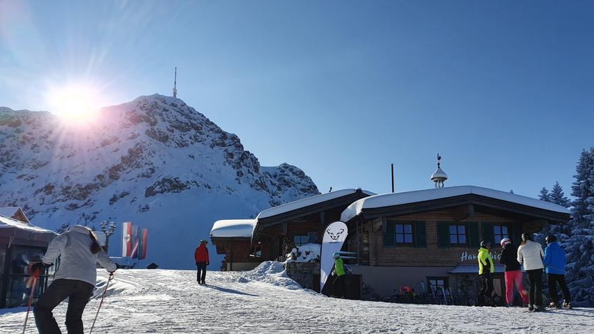Die Harschbichlalm liegt am höchsten Punkt des Skigebiets. Über allem thront das Kitzbüheler Horn.