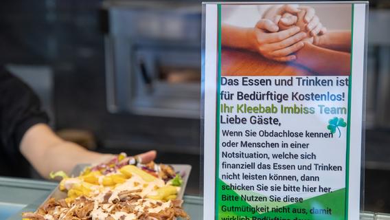 "Das Essen und Trinken ist für Bedürftige kostenlos!" steht auf einem Schild auf der Theke im Imbiss-Lokal Kleebab, und: "Bitte nutzen Sie diese Gutmütigkeit nicht aus."