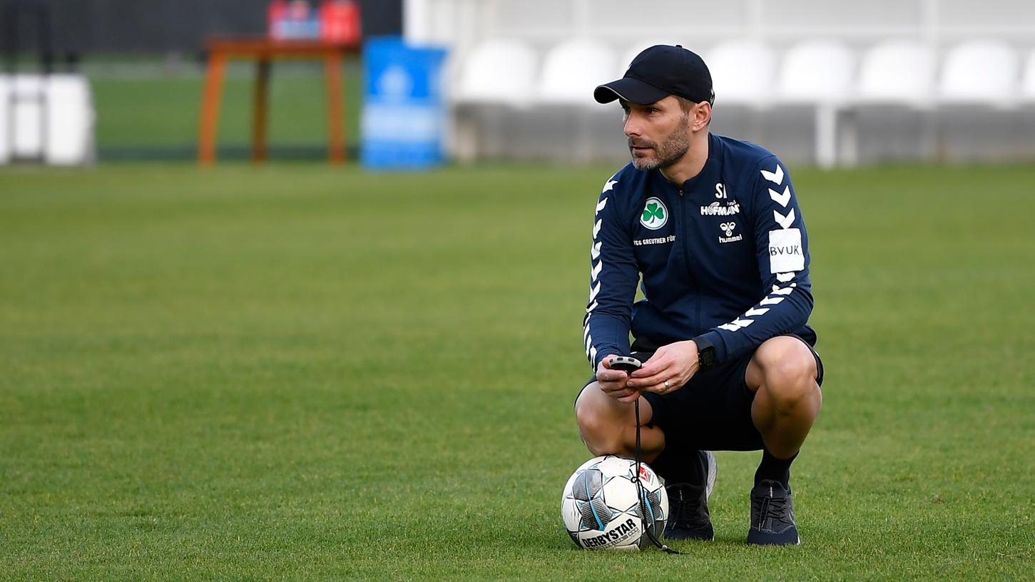 Kleine Augen, große Hoffnung: Fürth-Coach Stefan Leitl bekam im Trainingslager wenig Schlaf, aber einen großen Überblick über den Leistungsstand der Spieler.