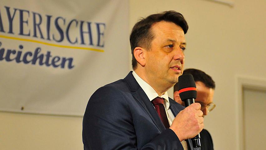 SPD-Herausforderer Reiner Büttner war Amtsinhaber Landrat Hermann Ulm (CSU) bisher zu wenig Lokomotivführer in den vergangenen sechs Jahren. "Da geht es auch darum, in der Diskussion die besten Lösungen zu finden. Nicht darum, möglichst alles einstimmig auf den Weg zu bringen", kritisiert Büttner den Stil von Ulm.