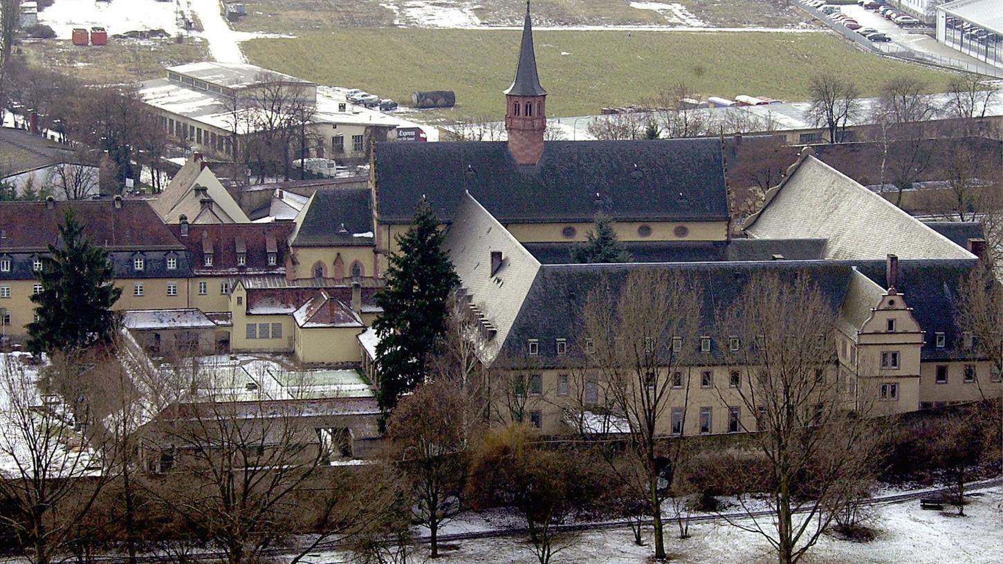 Papst Franziskus entlässt einen Pfarrer des Bistums Würzburg, nachdem dieser trotz einer Verurteilung wegen Kindesmissbrauchs weiterhin in einem Ehrenamt Kontakt zu Kindern gehabt haben soll.