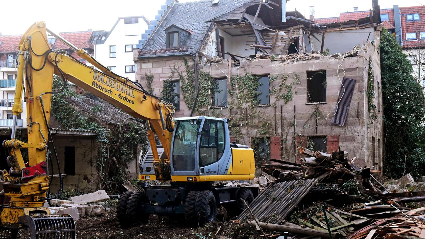 Am Dienstag hat sich der Abbruchbagger an "Karls Geburtshaus" in der Fürther Südstadt zu schaffen gemacht.