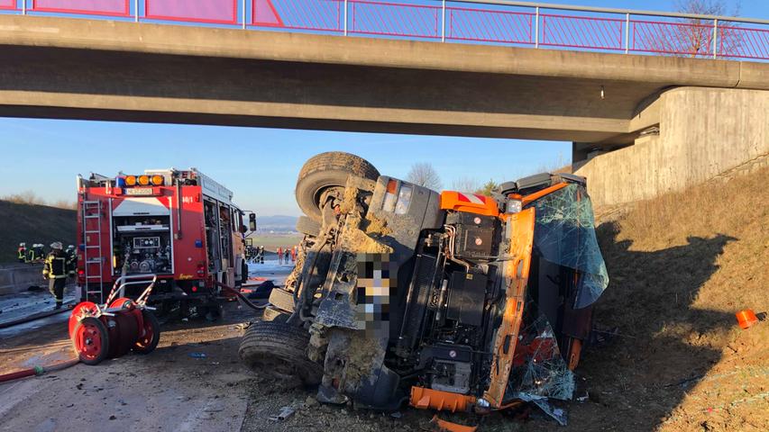 Schwerer Unfall auf A71: Lkw-Fahrer kommt ums Leben