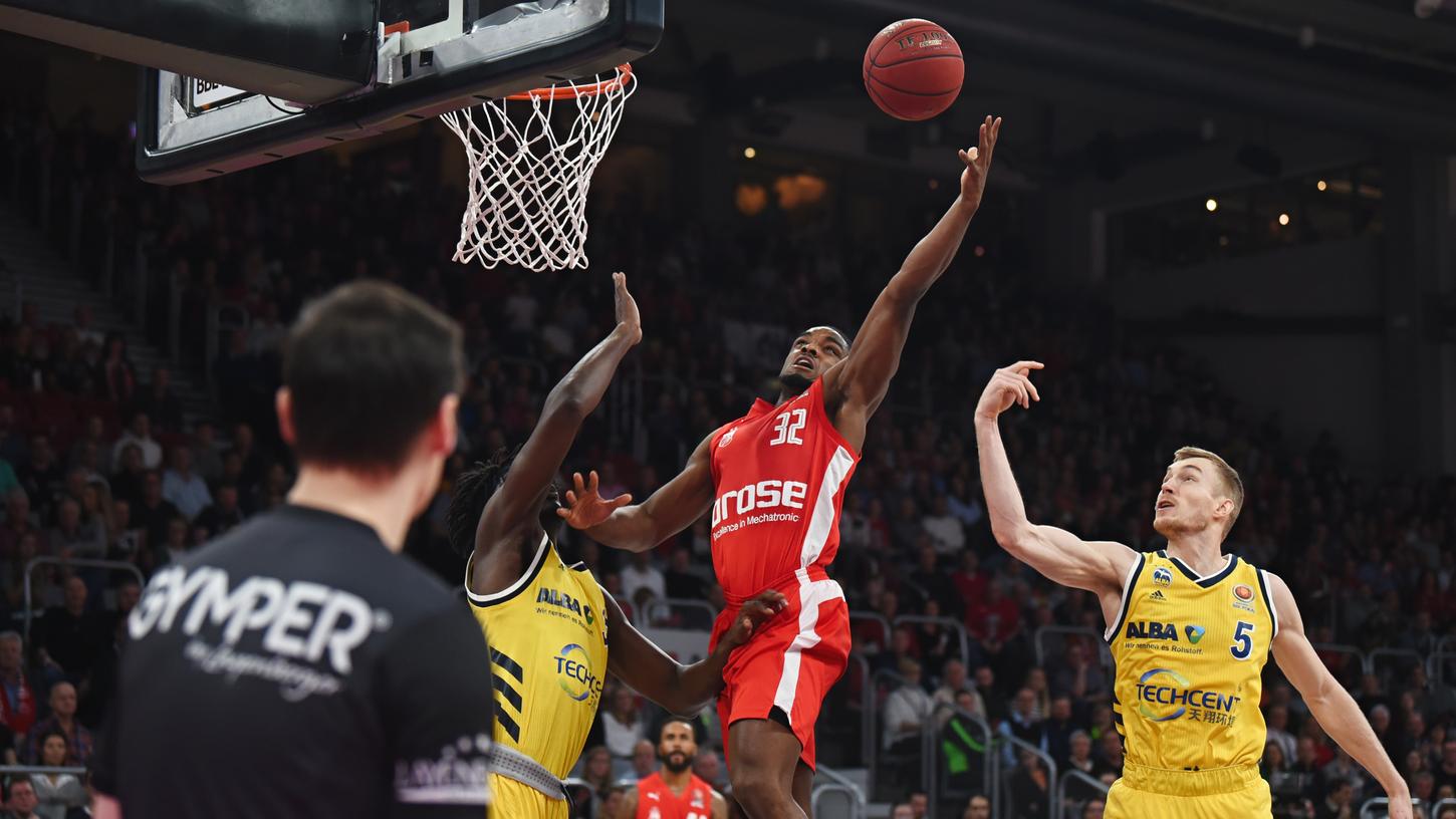 Schöner Dunk! Krachende Korbjagden wird es in Deutschlands Basketball-Eliteliga frühestens im Mai wieder geben.