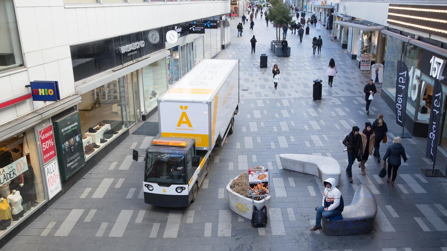 Stockholm: Ein Fahrzeug des Lieferdienstes Bring fährt durch eine Fußgängerzone in Stockholm. In immer mehr skandinavischen Städten arbeiten Lieferservice und Müllabfuhr zusammen, um so Leerfahrten zu vermeiden und die Umwelt zu schonen.