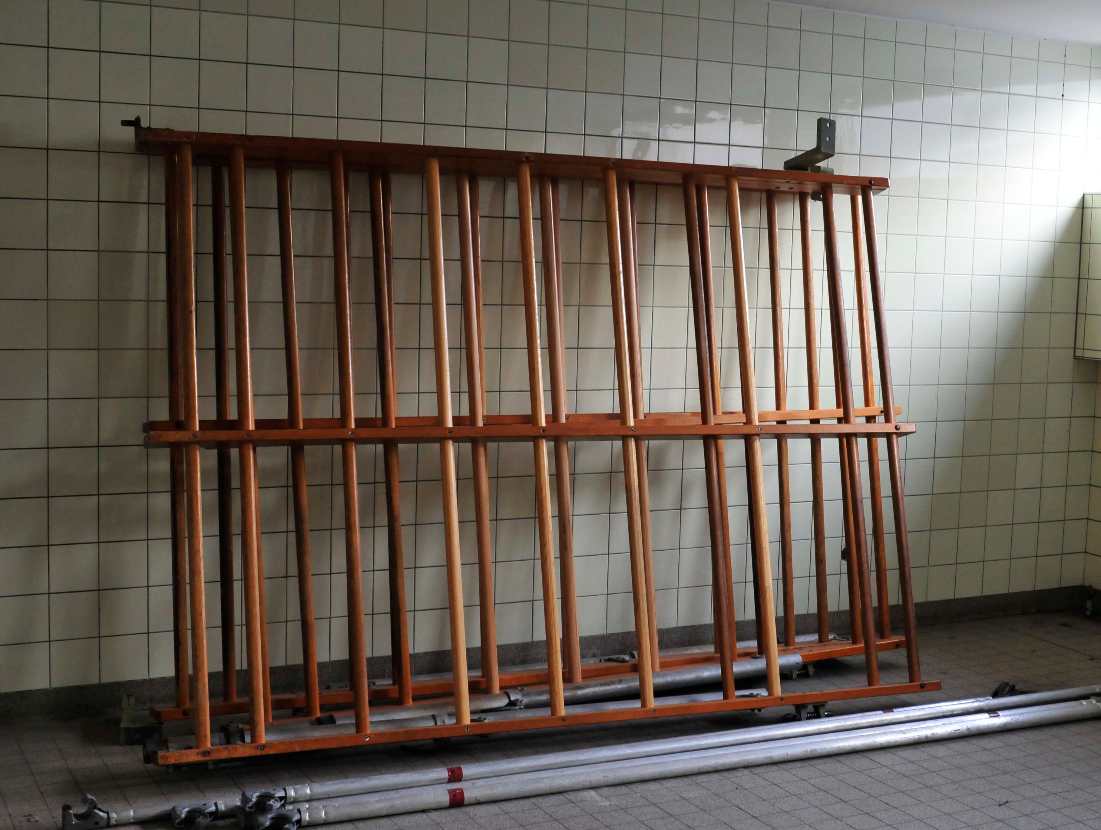 Für über 3 Millionen Euro wird die Turnhalle der Grundschule Buckenhofen generalsaniert. Der Abriss der Einrichtung hat begonnen. Die Halle wird auf den Rohbauzustand zurückversetzt, ehe sie komplett neu ausgestattet wird.