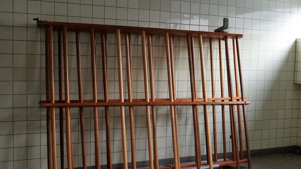 Für über 3 Millionen Euro wird die Turnhalle der Grundschule Buckenhofen generalsaniert. Der Abriss der Einrichtung hat begonnen. Die Halle wird auf den Rohbauzustand zurückversetzt, ehe sie komplett neu ausgestattet wird.