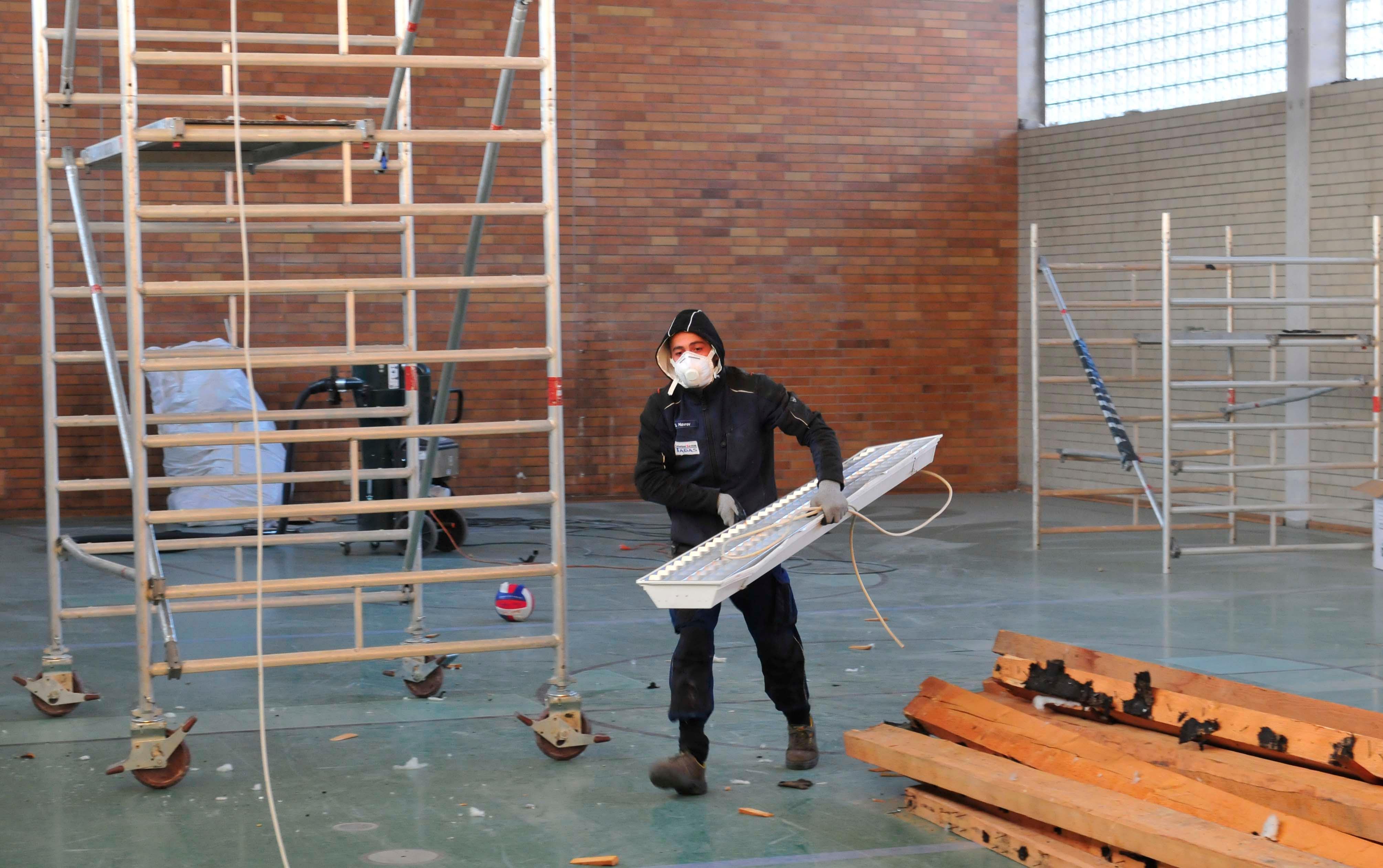 Für über 3 Millionen Euro wird die Turnhalle der Grundschule Buckenhofen generalsaniert. Der Abriss der Einrichtung hat begonnen. Die Halle wird auf den Rohbauzustand zurückversetzt, ehe sie komplett neu ausgestattet wird.