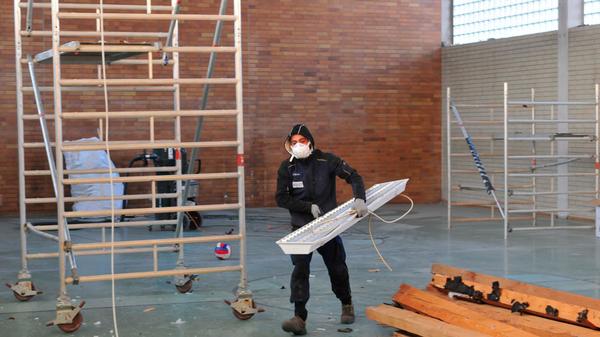 Für über 3 Millionen Euro wird die Turnhalle der Grundschule Buckenhofen generalsaniert. Der Abriss der Einrichtung hat begonnen. Die Halle wird auf den Rohbauzustand zurückversetzt, ehe sie komplett neu ausgestattet wird.