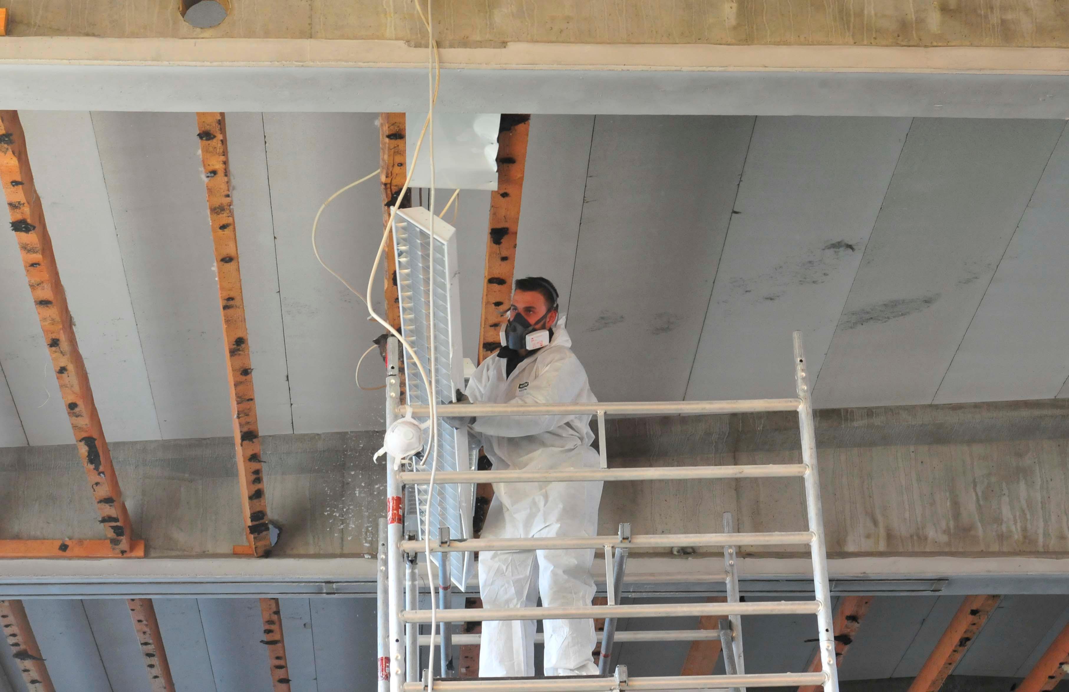 Für über 3 Millionen Euro wird die Turnhalle der Grundschule Buckenhofen generalsaniert. Der Abriss der Einrichtung hat begonnen. Die Halle wird auf den Rohbauzustand zurückversetzt, ehe sie komplett neu ausgestattet wird.