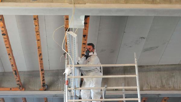 Für über 3 Millionen Euro wird die Turnhalle der Grundschule Buckenhofen generalsaniert. Der Abriss der Einrichtung hat begonnen. Die Halle wird auf den Rohbauzustand zurückversetzt, ehe sie komplett neu ausgestattet wird.